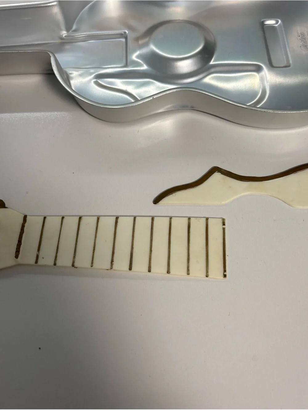 1974 Wilton Guitar Aluminum 3-D Birthday Cake Pan With Pieces & Box! Never Used